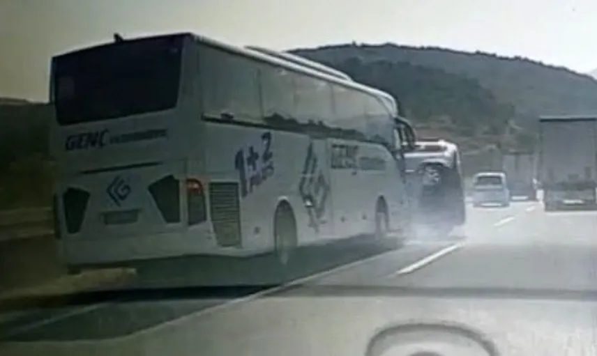 Bolu'da hafif ticari araç yolcu otobüsünün önüne savruldu: 3 yaralı