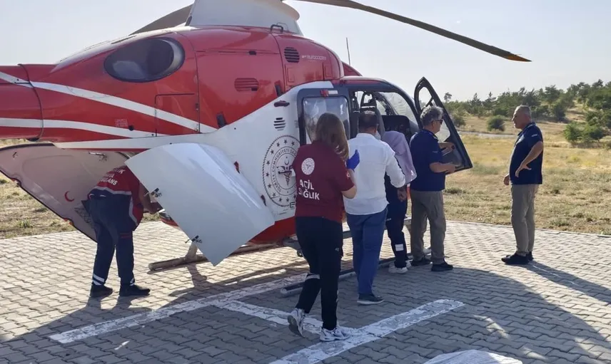 Hava ambulansı ile karadan havaya acil sağlık müdahalesi: 77 yaşındaki hasta Erzurum'a sevk edildi