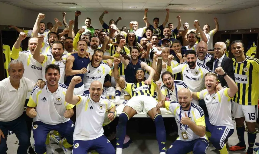 Fenerbahçe Başkanı Aziz Yıldırım, takımı UEFA Şampiyonlar Ligi'ne taşıdığı için kutladı