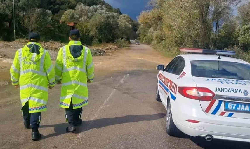 Zonguldak'ta jandarma taşkın bölgesinde yol güvenliğini sağlıyor