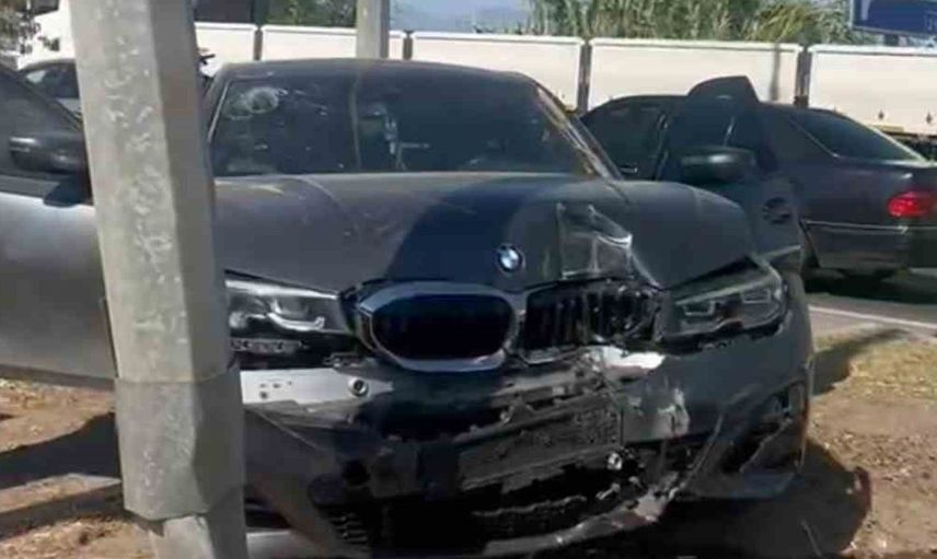 Aydın'da otomobil aydınlatma direğine çarptı: 2 yaralı