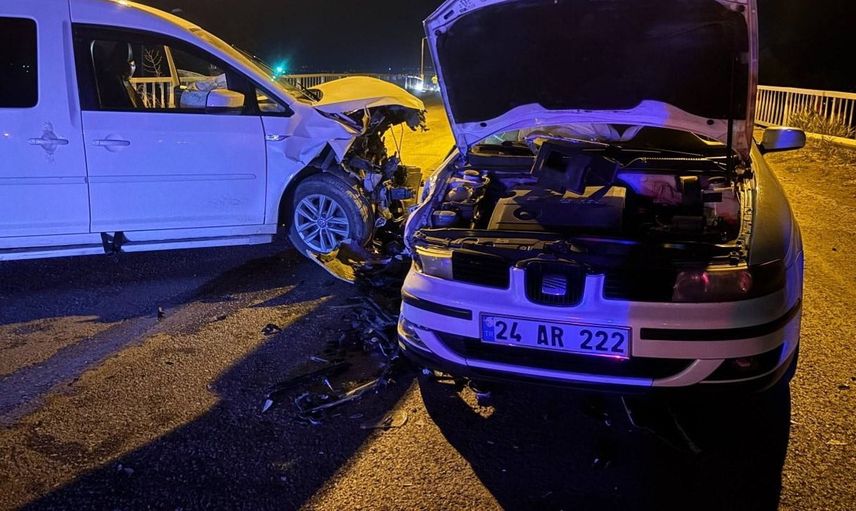 Erzincan'da trafik kazası: hafif ticari aracın otomobille çarpışması sonucu 2 kişi yaralandı