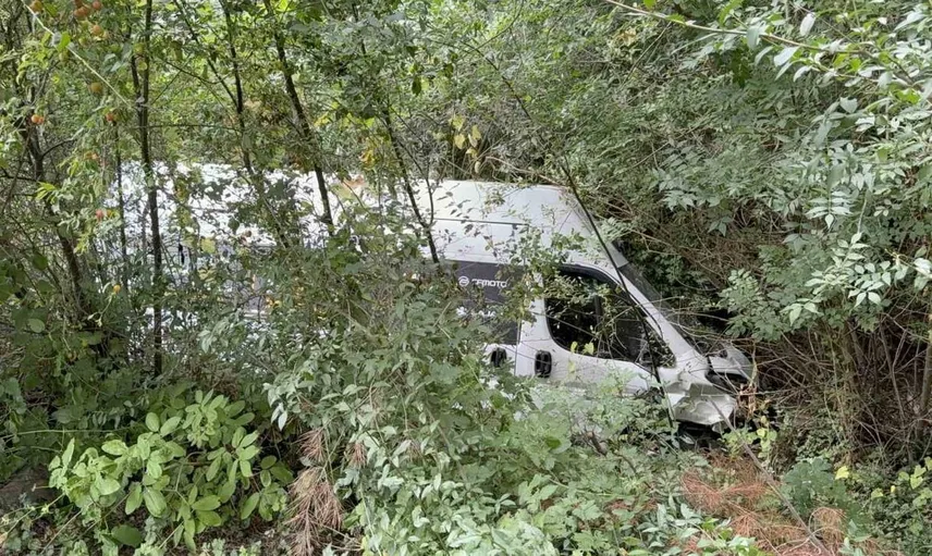 Samsun'da minibüs şarampole yuvarlandı, iki kişi yaralandı