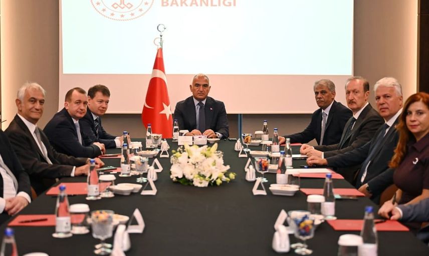 Antalya'da bakan ersoy, rus diplomatlarla hava ulaşımını görüştü
