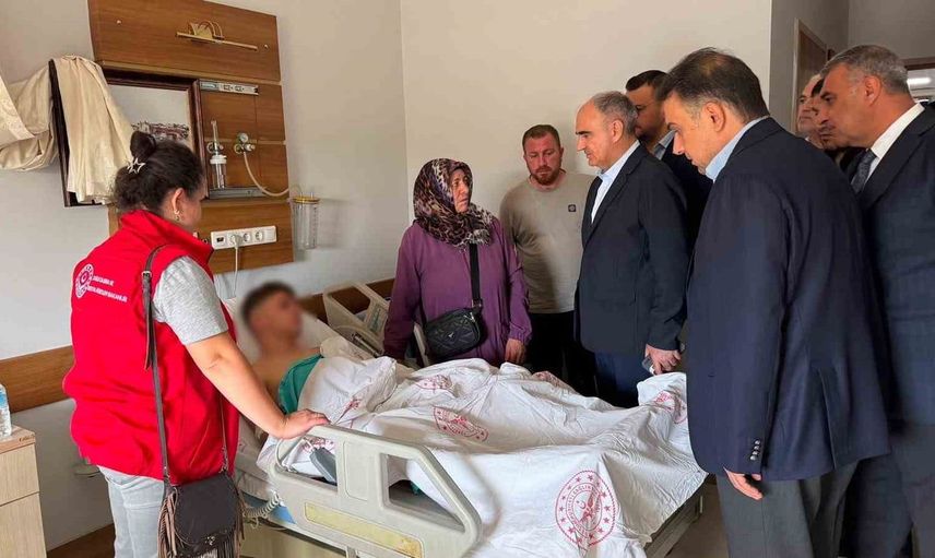 Turgutlu’daki silahlı saldırının ardından vali özkan yaralı öğrencileri ziyaret etti