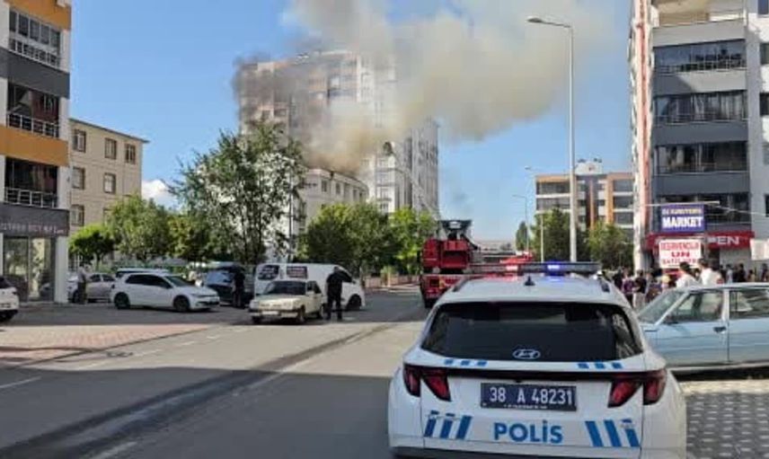 Kayseri'deki öğrenci yurdunun çatısında çıkan yangın paniğe neden oldu
