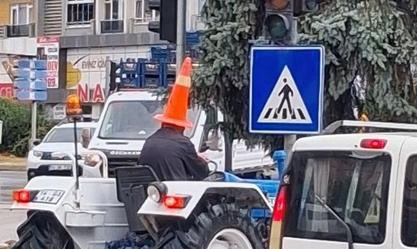 Bolu’da traktör sürücüsünden yağmura karşı 'dubalı' önlem