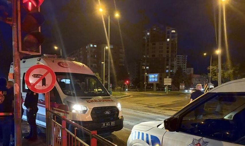 Tramvaya sığınan genç, tanımadığı kişi tarafından kuru sıkı tabancayla vuruldu