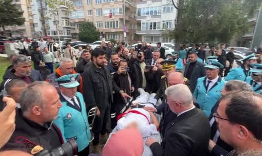 Çorum'daki çelenk töreninde baygınlık geçiren çocuk hastaneye kaldırıldı