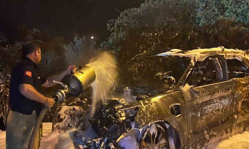 Erdek’teki otomobil yangını mahallede paniğe yol açtı