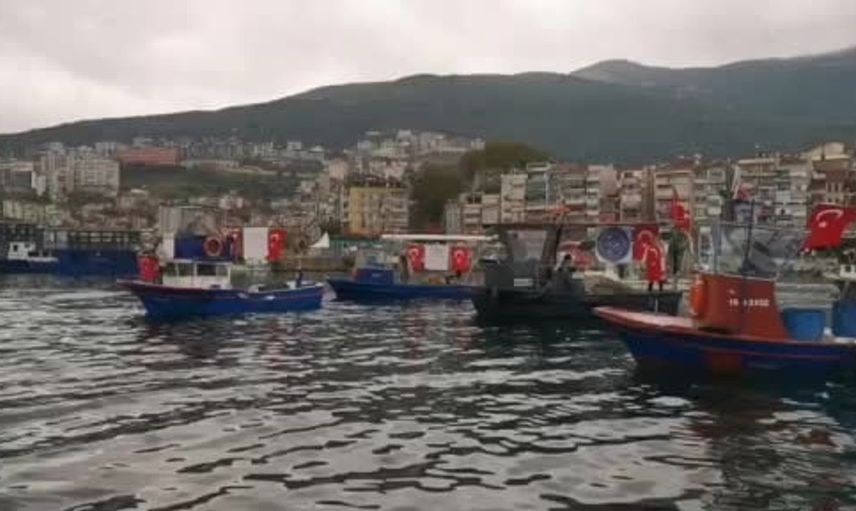 Gemlik'te balıkçılar cumhuriyet bayramını denizde kutladı