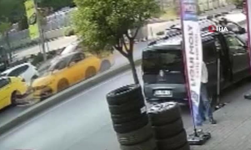 Güngören'de otomobil takla attı: kaza anı güvenlik kamerasında