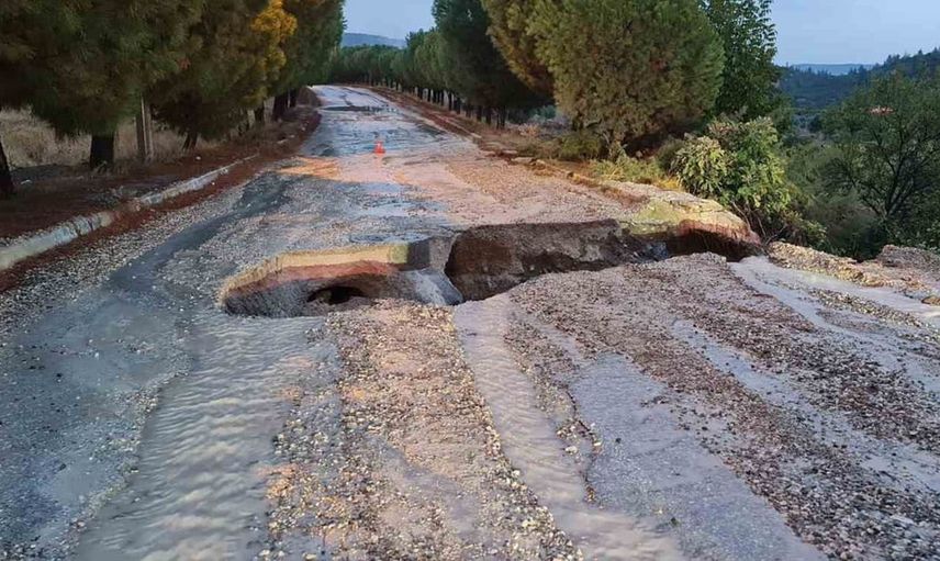 Sağanak yağış yol çökmesine neden oldu: Buldan-Sarıgöl bağlantısı kapandı