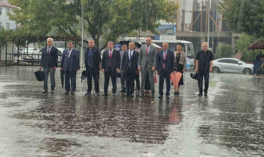 Yağmurda bile coşku sürüyor: Bartın'da ilköğretim haftası kutlamaları