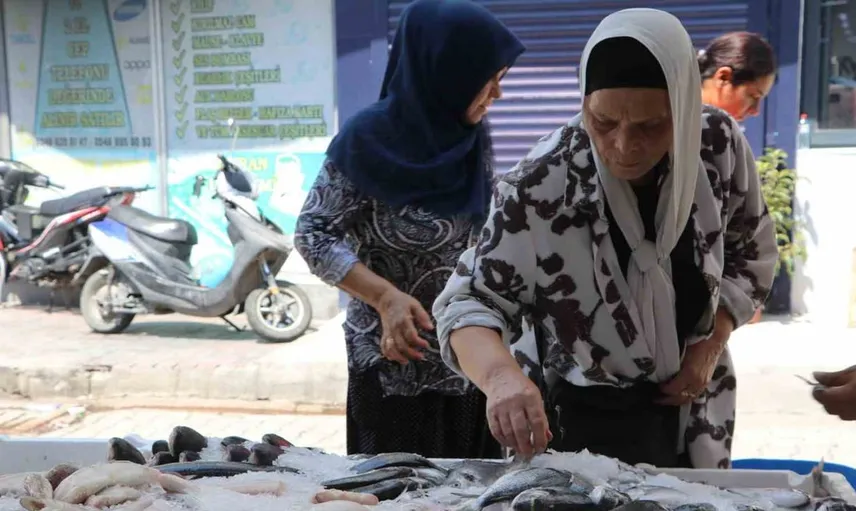 Adana'da sıcak havalar balık satışlarını etkiliyor