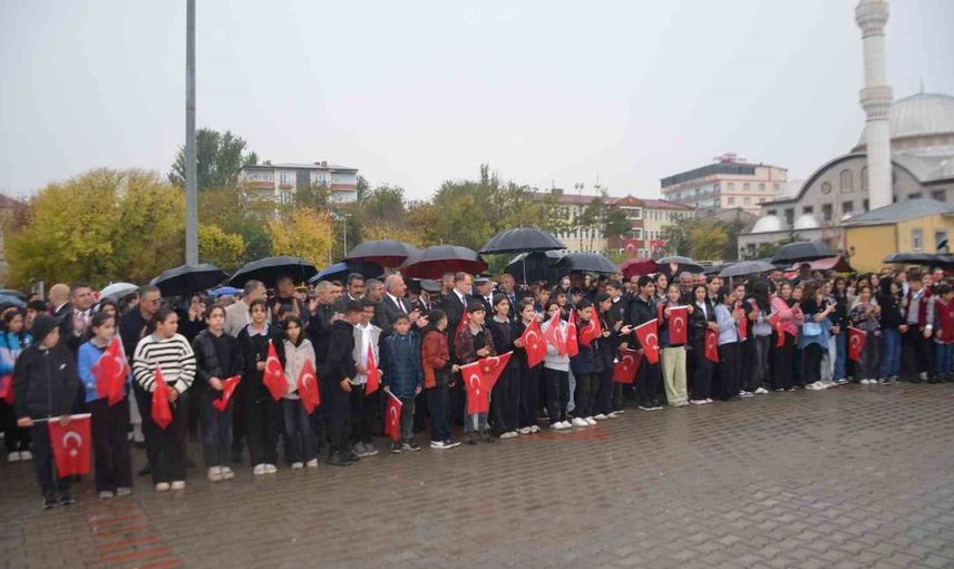 Cumhuriyet coşkusu Bulanık'ta 200 metrelik bayrakla taçlandırıldı