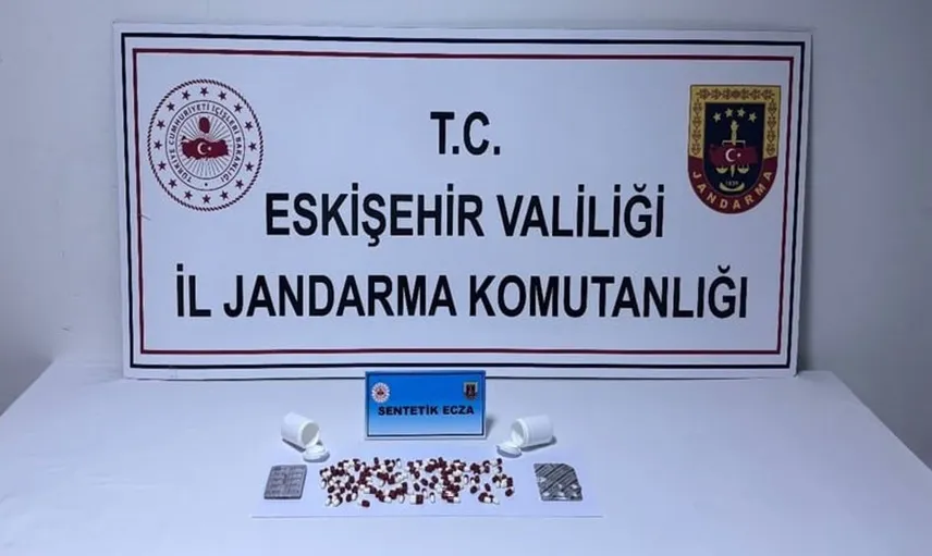 İstihbarat sonucunda otobüste 128 sentetik ecza hapı ele geçirildi