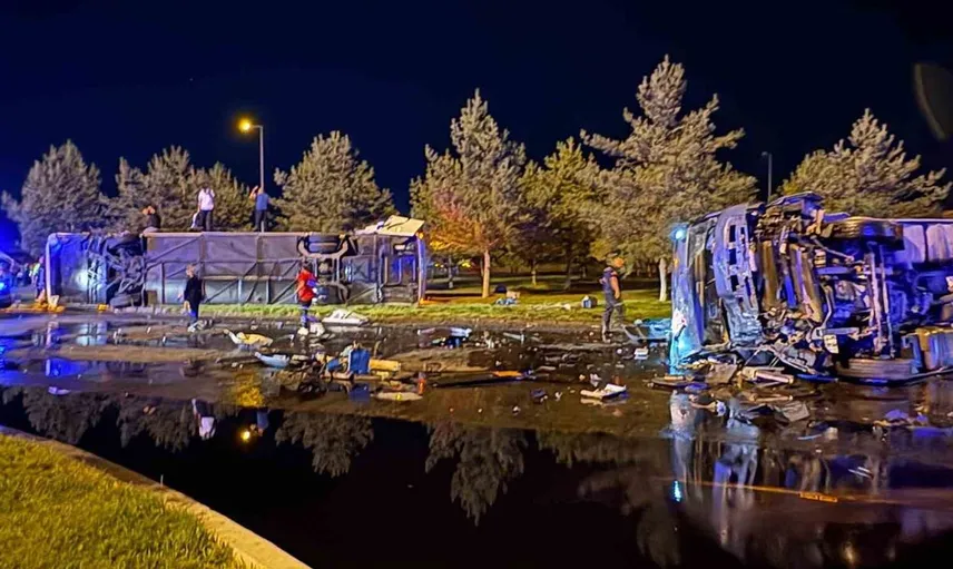 Kayseri'de yolcu otobüsü ile tır çarpıştı: Yaklaşık 30 yaralı