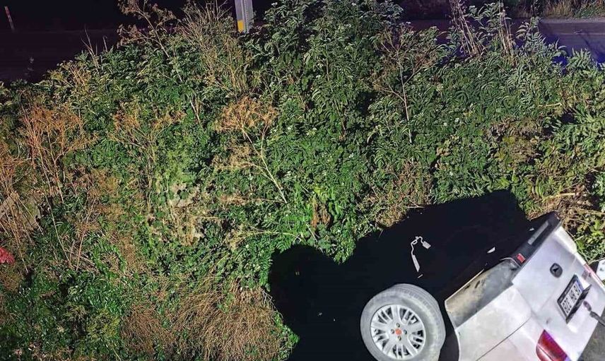 İnegöl'de dereye uçan araçta mahsur kalan sürücü kurtarıldı