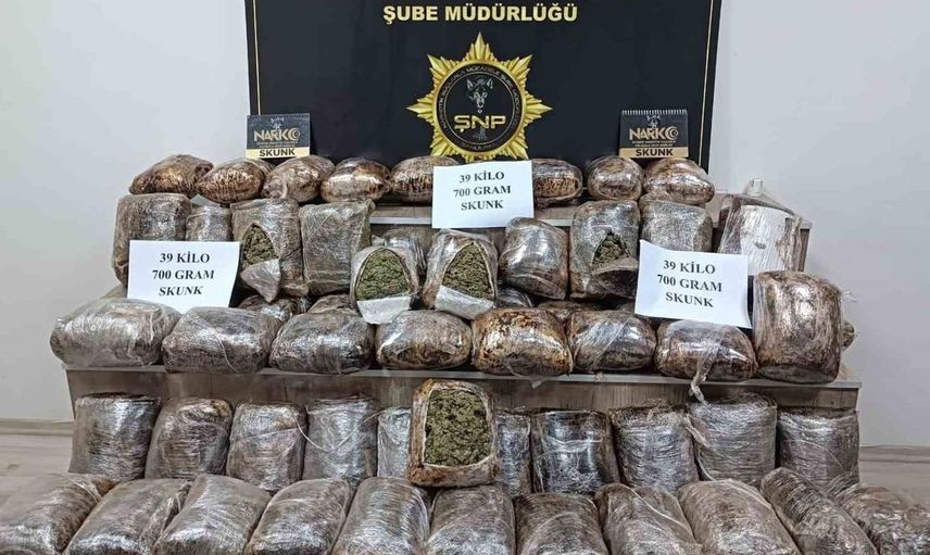 Yolcu otobüsünde valizden uyuşturucu çıktı: 39 kilo 700 gram skunk ele geçirildi