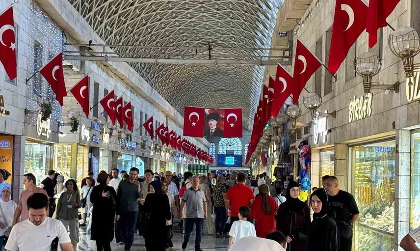 Bursa'nın tarihi kapalı çarşısında zafer coşkusu: Türk bayraklarıyla süslendi
