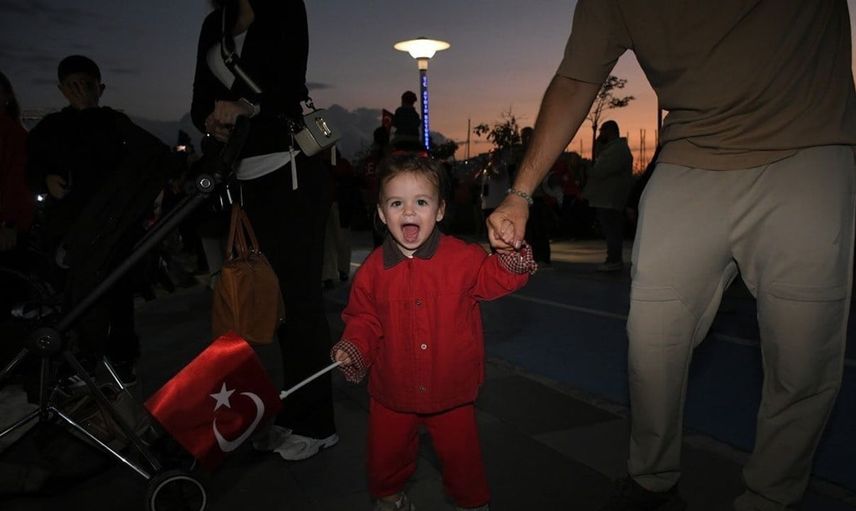 Kuşadası'nda Cumhuriyet coşkusu: Dev Türk bayrağıyla kutlama yapıldı