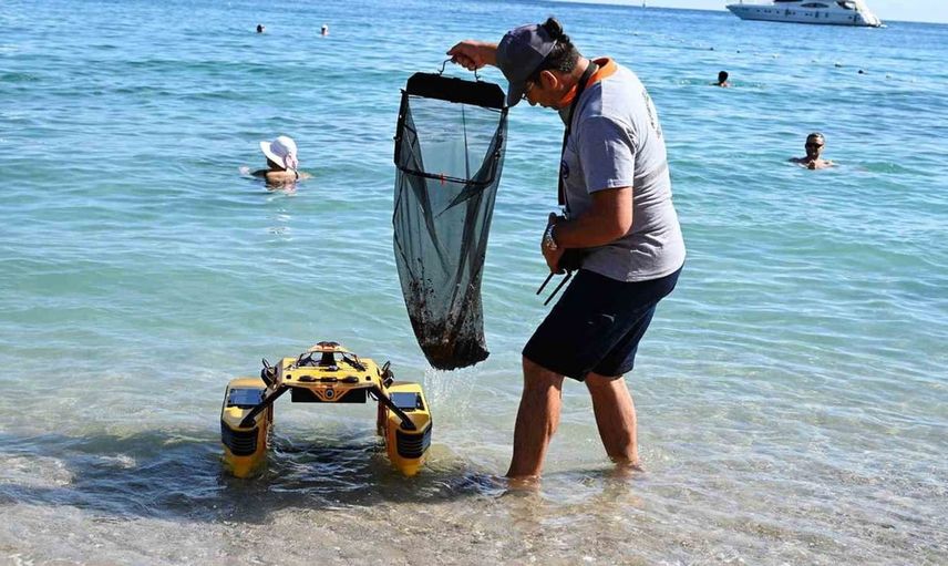 Kemer koylarında deniz temizliği için çöp kapar sistemi devrede