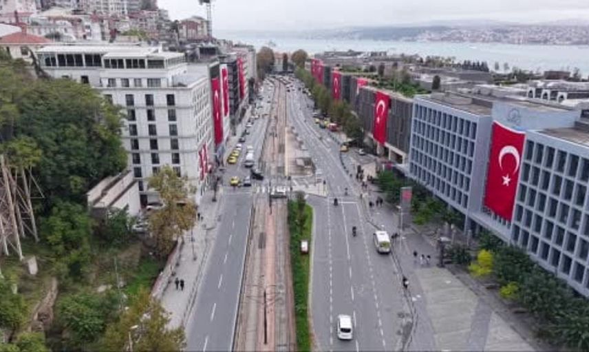 Cumhuriyet coşkusu İstanbul'u sardı: İstiklal Caddesi ve Galataport'ta bayraklarla doldu