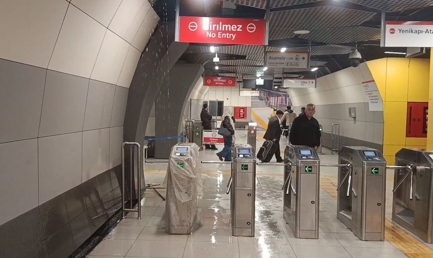 Yenibosna Metro istasyonunda tavan bölümünden su akıyor