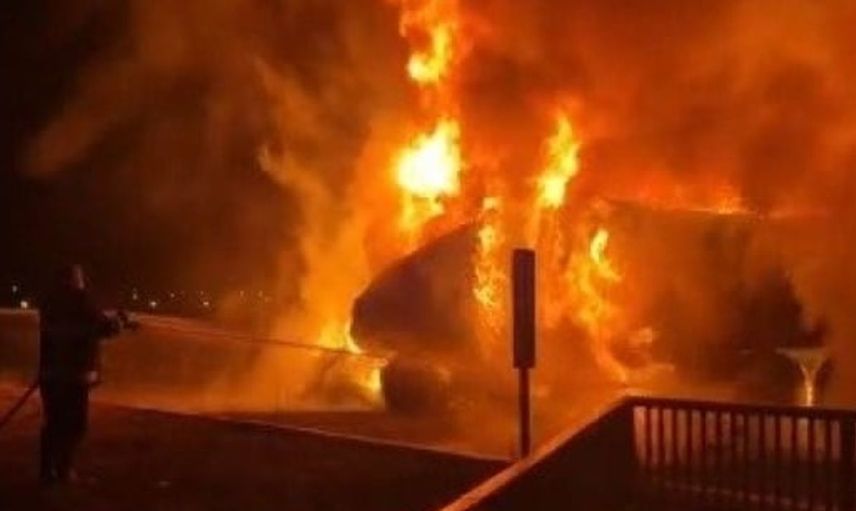 Kars'ta seyir halindeki tırda yangın paniği: Şoför son anda kurtuldu