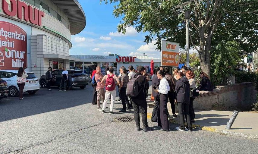 Küçükçekmece'de park halindeki elektrikli araç yangını paniğe sebep oldu