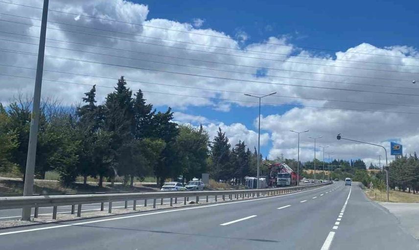 Kırklareli girişinde tır devrildi, sürücü yara almadan kurtuldu