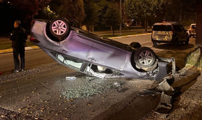 Erzincan'da trafik kazası: otomobil devrildi, bir sürücü yaralı