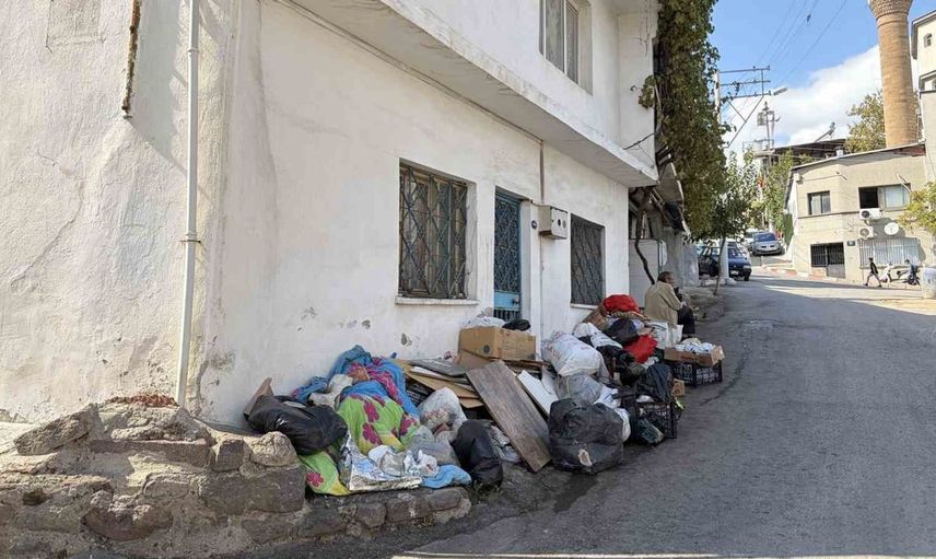 İzmir'in çöp ev kabusuyla mücadele eden mahalle sakinleri yetkilileri acil müdahaleye çağırıyor