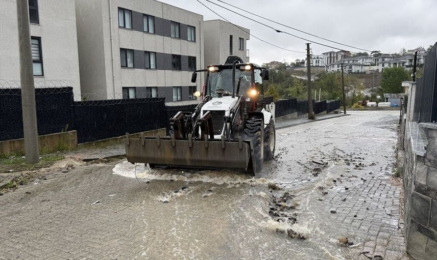 Başiskele Belediyesi, sağanak yağış sonrası sahada etkin çalışmalar yürütüyor