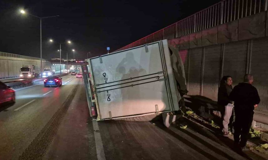 Eskişehir'de marul yüklü kamyonet yan yattı, trafik güvenliği sağlandı