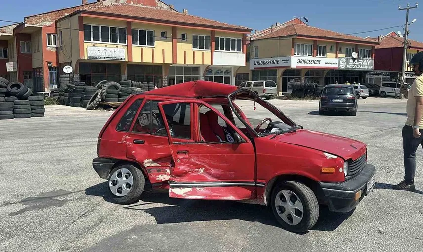 Burdur'da kamyonet ile otomobil çarpıştı: Bir kişi yaralandı