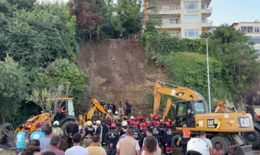 Büyükçekmece Mimar Sinan sahili'nde toprak kayması