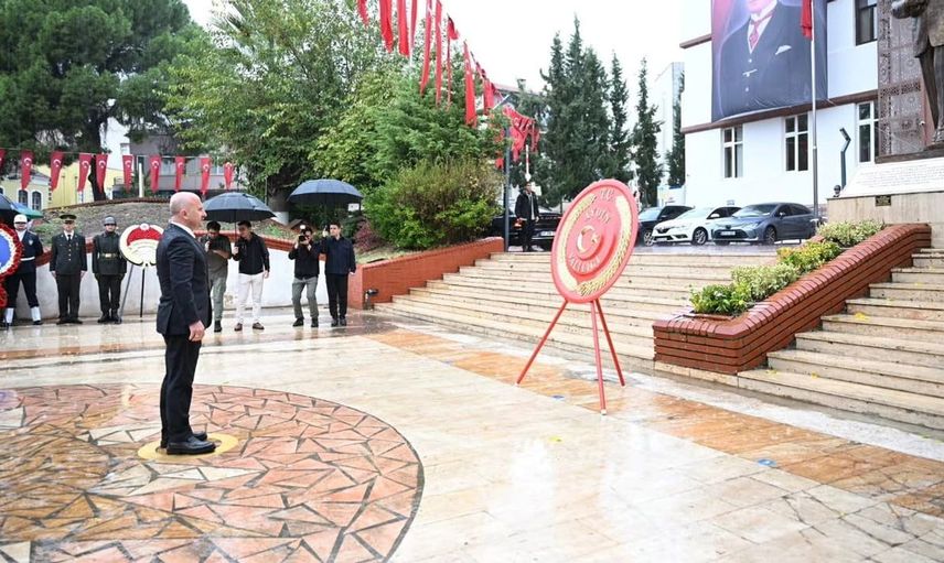 Aydın’da Cumhuriyet Bayramı coşkusu çelenk sunumuyla başladı