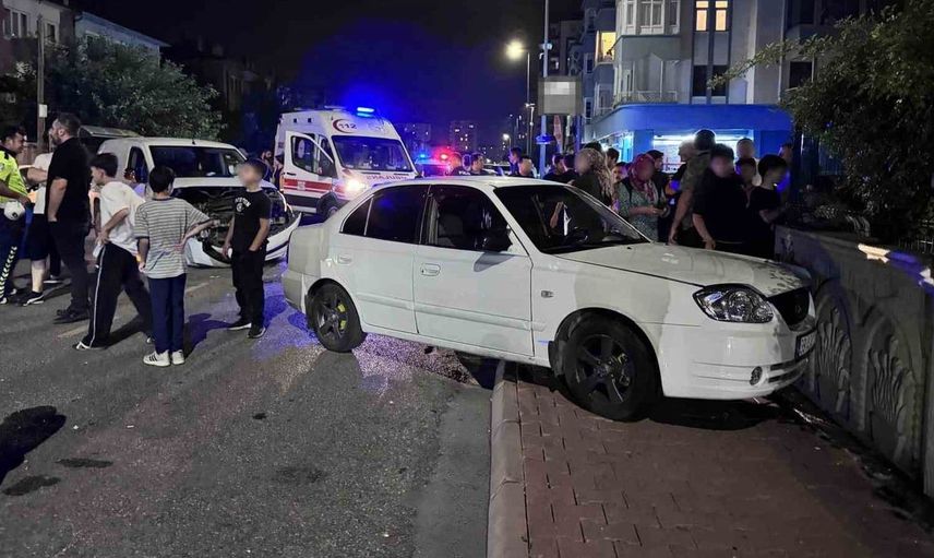 Kayseri'de ticari araçla çarpışan otomobil binaya çarptı