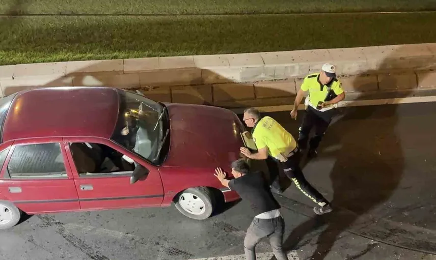 Türkiye'de polisin trafiği kurtarma başarısı: Kayseri'de kaza sonrası özverili müdahale