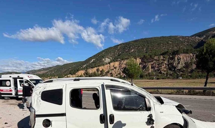 Tokat’ta trafik kazası: hafif ticari araç takla attı, 4 yaralı