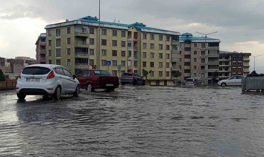 Erzurum'da yoğun yağış trafiği olumsuz etkiledi