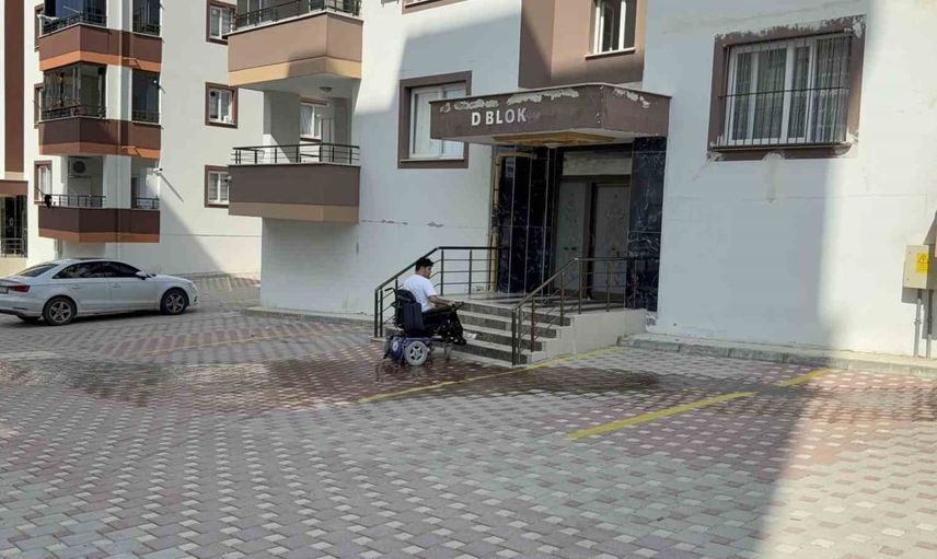 Deprem anında engelli rampası olmayan apartman bir tehlike: Furkan’ın endişeleri