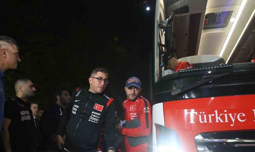 A milli takıma coşkulu karşılama: Fransa maçı öncesi taraftarlar destek verdi