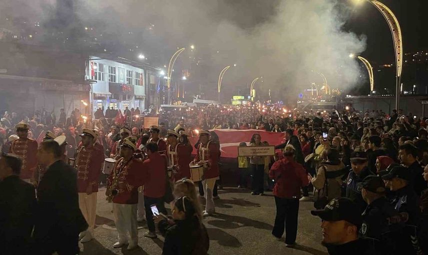 Cumhuriyet Bayramı'na fener alayı ile coşkulu kutlama: Zonguldak sokakları bayraklarla süslendi