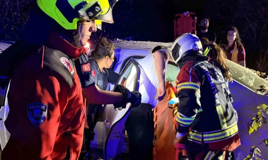 İzmir-Çanakkale Karayolu'nda kaza: Refüje uçan otomobilde 3 yaralı