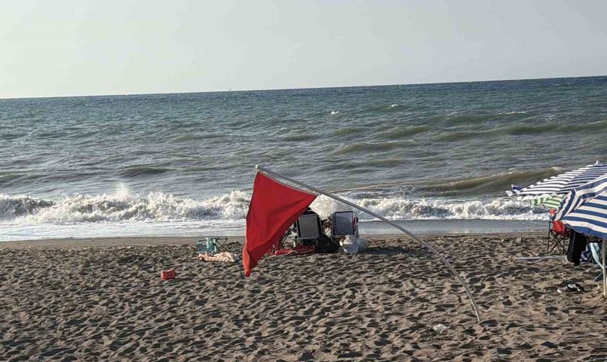 Akçakoca’da olumsuz hava şartları nedeniyle denize girmek yasaklandı