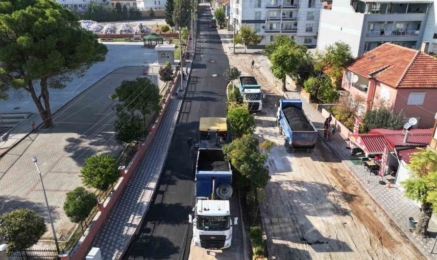 Kırkağaç’ta pazar yolu yenileniyor: 4 bin ton sıcak asfalt serildi