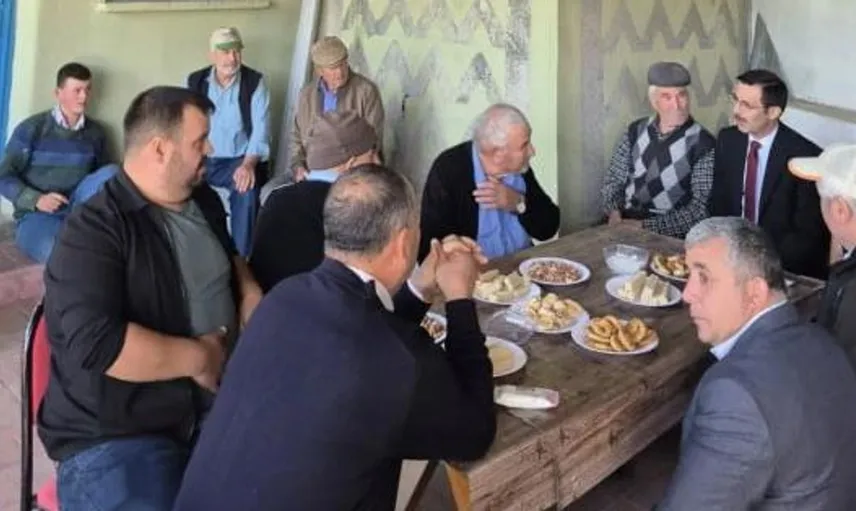 Yenipazar kaymakamı vatandaşların taleplerini dinliyor